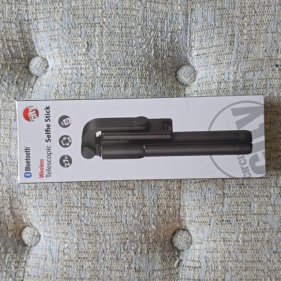CIRCUIT CITY BRAND BLUETOOTH WIRELESS TELESCOPIC SELFIE STICK - Picture 1 of 7